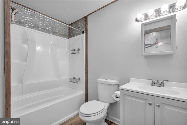 Building Photo - 318 10th St