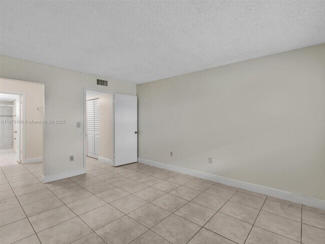 Building Photo - 9367 Fontainebleau Blvd