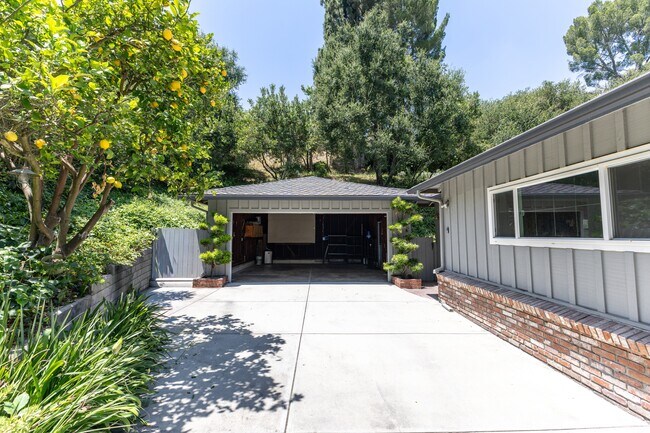 Building Photo - 1290 Clubhouse Dr