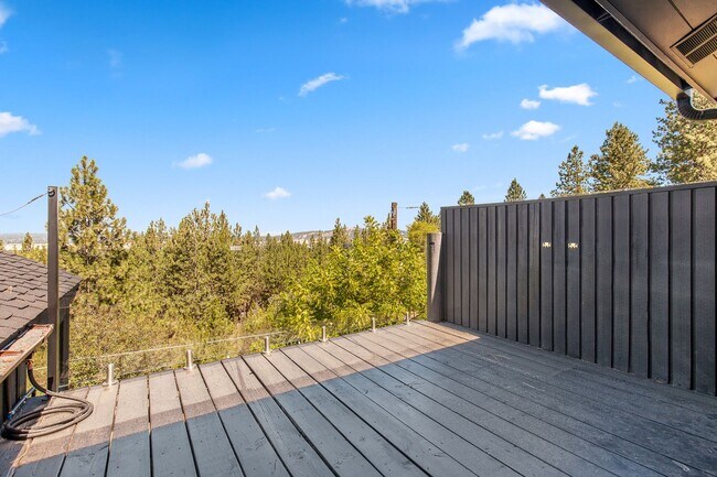 Building Photo - Beautifully Remodeled Execute Home - Parti...