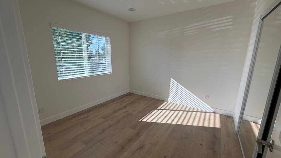 Building Photo - 907 Herbine St