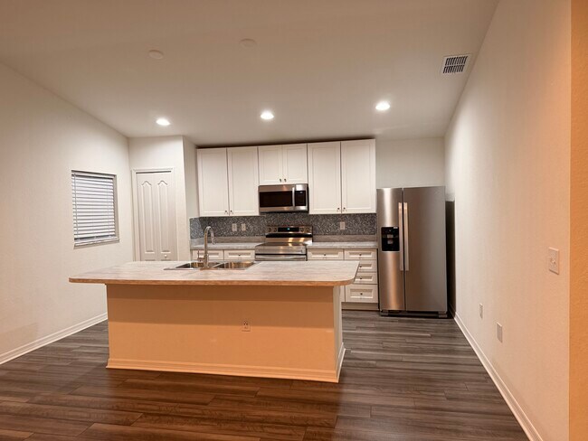 Building Photo - 281 Arbuthnot St