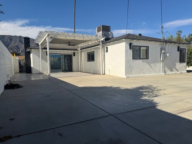 Building Photo - 2516 Fernley Dr
