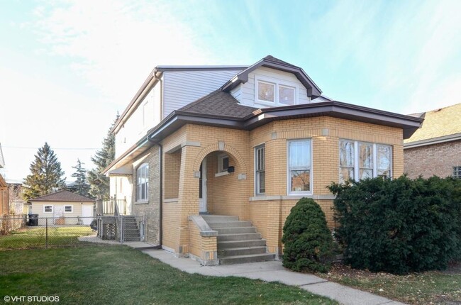 Building Photo - 3 bedroom in Chicago IL 60630