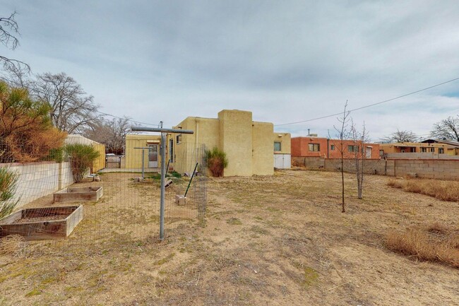 Building Photo - Pueblo Style  3/BD 1.75/BA 1/CG 2/CP 1774/sf