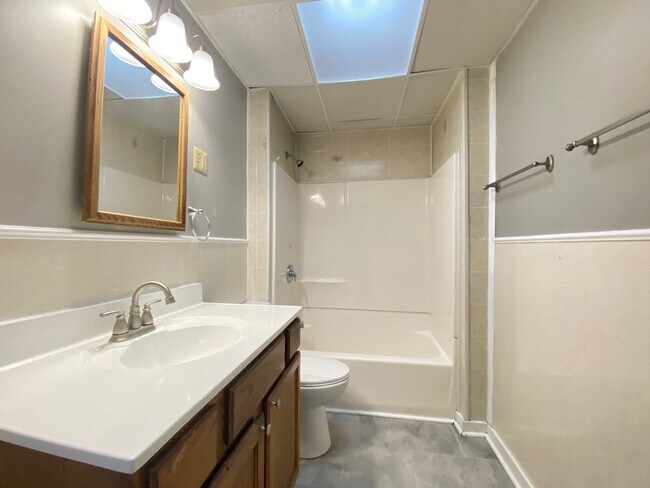 Building Photo - 2240 White Oak Ave