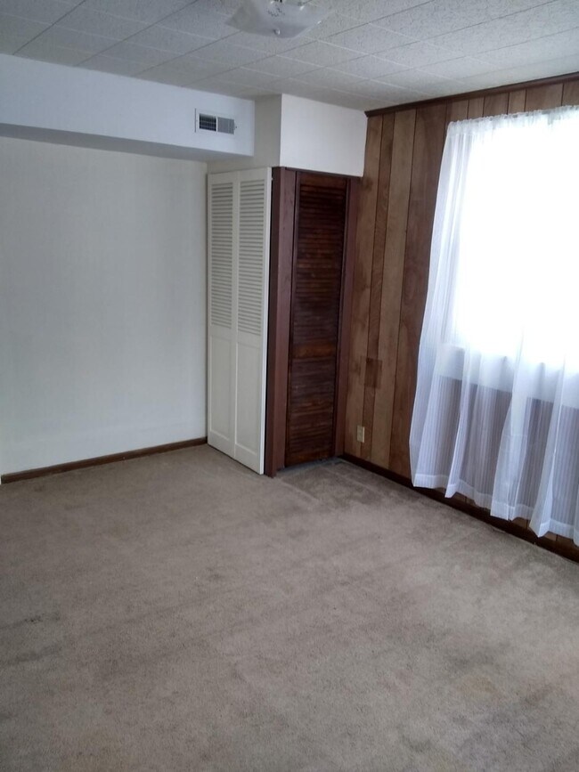 LR - 2114 Oakridge Dr