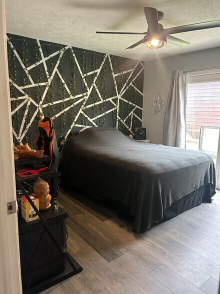 bedroom 1 - 2130 Hammond Pl E