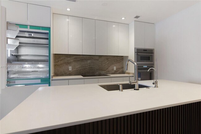 Building Photo - 700 NE 24th St