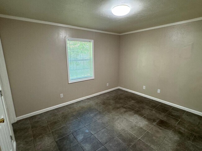 Building Photo - Cozy and Affordable 1/1 Duplex in Dothan AL - Accepting Section 8!