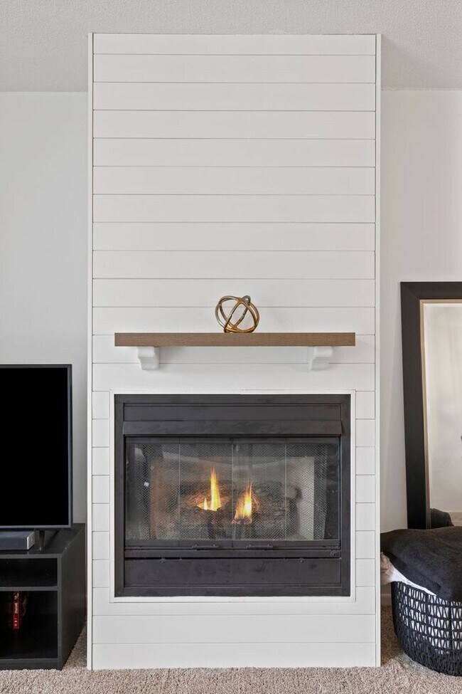 Building Photo - Great 2 bedroom, 1.5 bathroom Townhome in ...