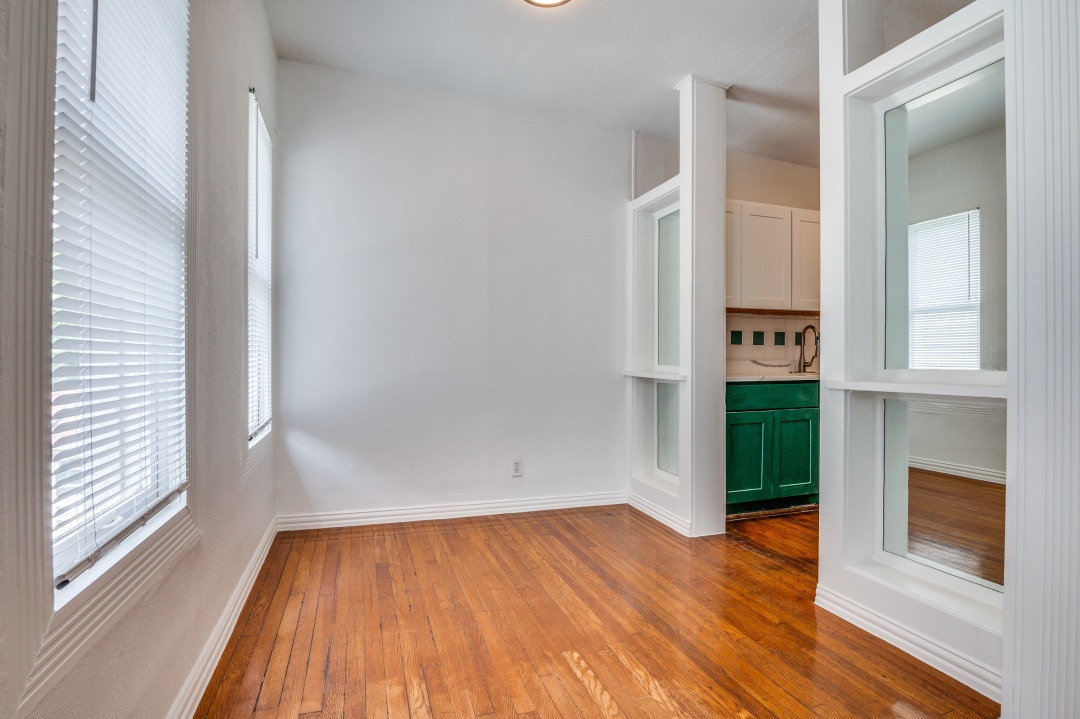 Breakfast Nook - 5211 Worth St