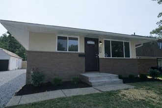 Building Photo - Renovated Spacious 4 Bedroom Home Available for Pre-Lease!