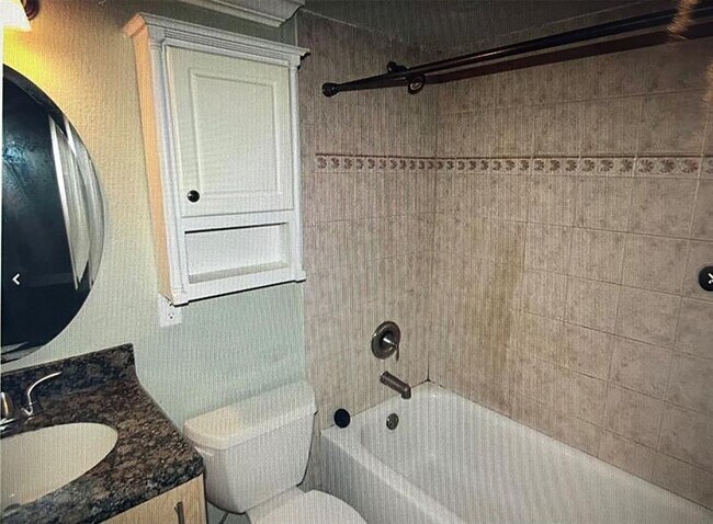 Building Photo - 811 NE 14th Pl