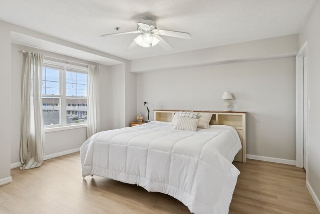 Building Photo - 170 E Grand Ave