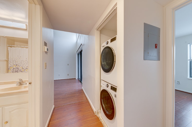 Building Photo - 4004 Atrium Dr