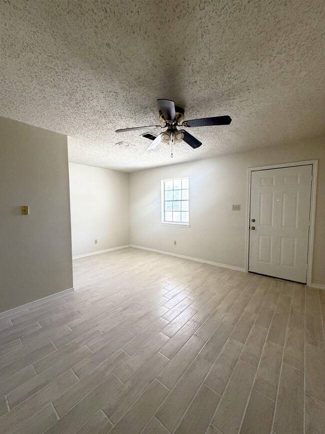 Building Photo - 216 E Cherry Ln