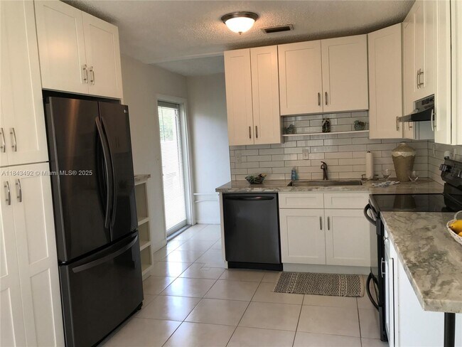 Building Photo - 10525 SW 77th Ct