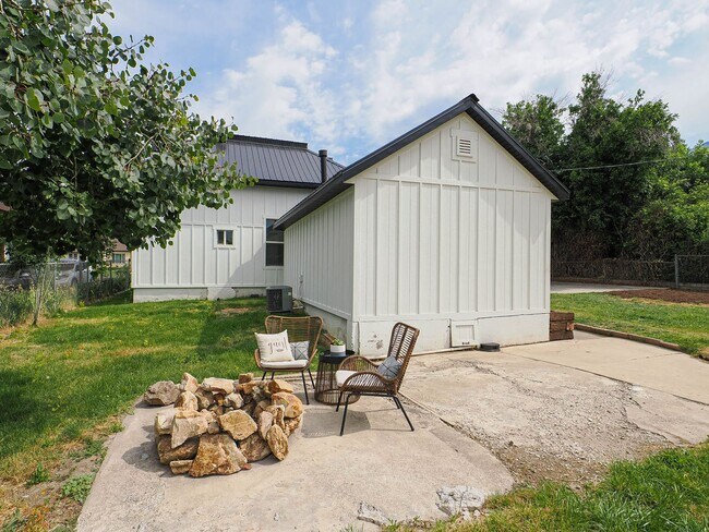 Building Photo - NEWLY REMODELED HISTORIC HOME IN DOWNTOWN PLEASANT GROVE!