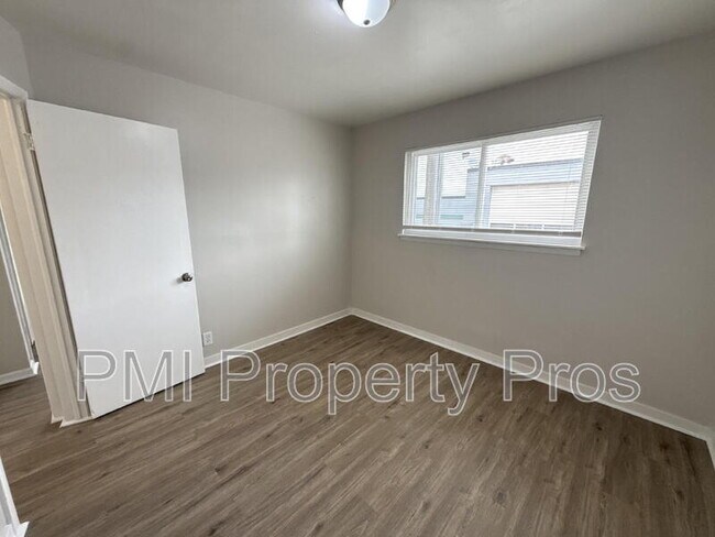 Building Photo - 7701 W Hampton Ave