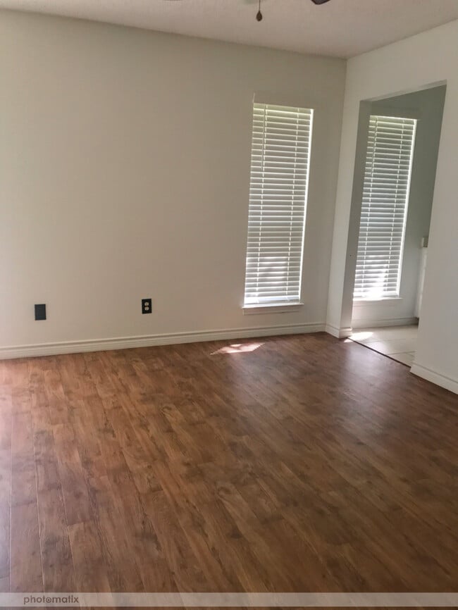 Building Photo - 4912 Shady Oak