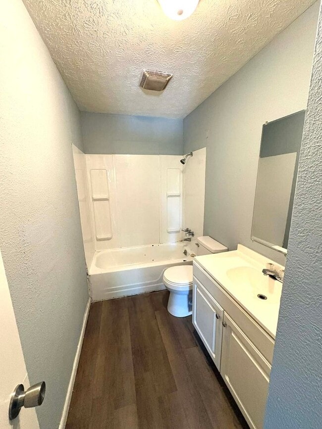 Building Photo - Cozy & Convenient Living!