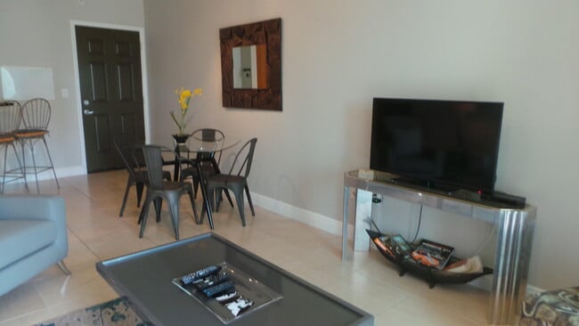 Building Photo - 610 Clematis St