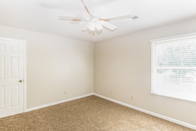 Building Photo - 429 Spruce Glen Dr