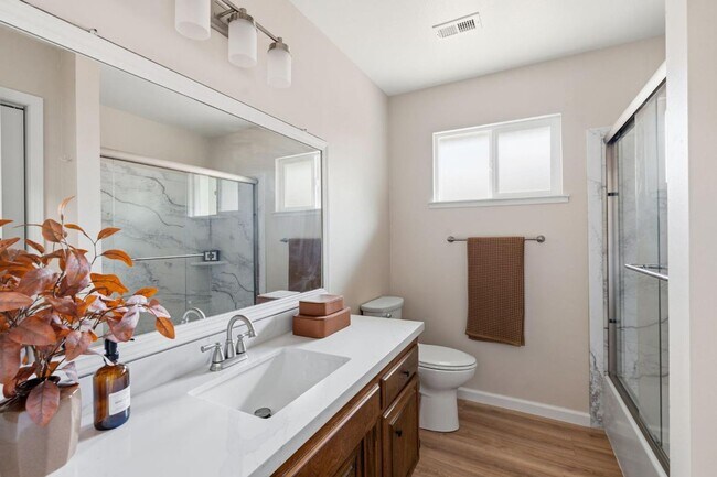 Building Photo - Beautifully updated 2-bedroom, 1.5-bathroom duplex