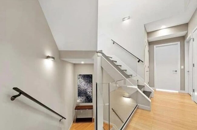 Building Photo - Gorgeous Luxury Townhome