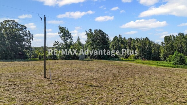 Building Photo - Picturesque 3-Bedroom Home with Cathedral ...
