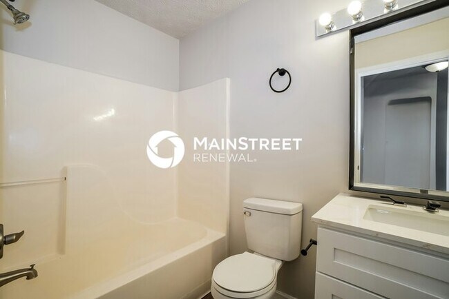 Building Photo - 3 Bedroom Pet-Friendly Home in COLUMBUS, OH with Main Street Renewal