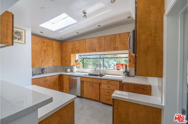 Building Photo - 5715 Satsuma Ave