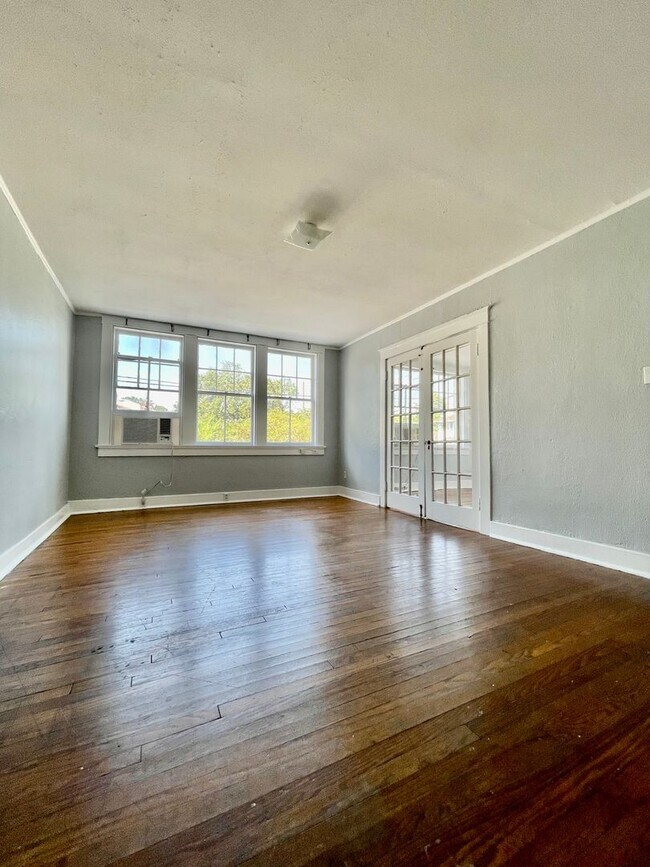 Building Photo - 2bd/1ba Conveniently Next to Loyola and Tu...