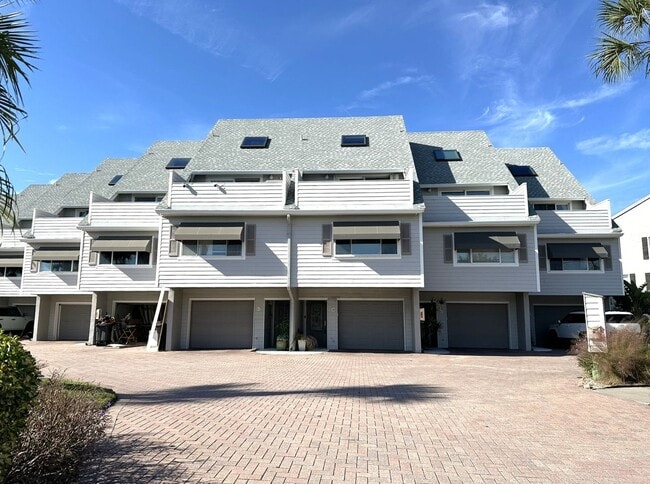 Building Photo - Tierra Verde WATERFRONT Annual Unfurn. 3BR 3BA 2 Car Tandem Garage Townhome w/SLIP