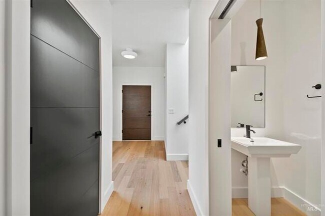 Building Photo - AstoriaTownHome