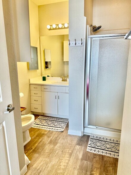 Building Photo - 860 N Orange Ave