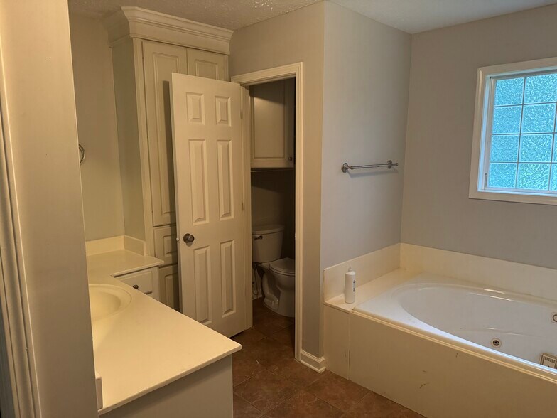 Master bathroom with jacuzzi - 340 Highway 468