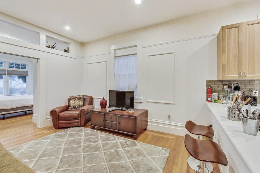 Primary Photo - 2474 Washington St