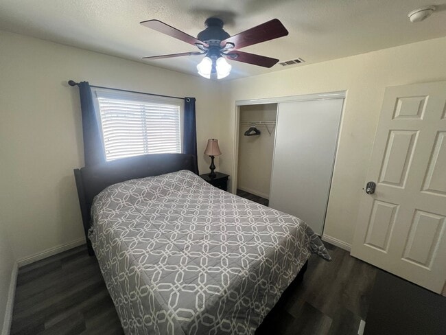 Building Photo - Spacious 4-Bedroom Home in Desirable Apple Valley Neighborhood