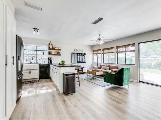 Building Photo - 2600 Peppertree Pl