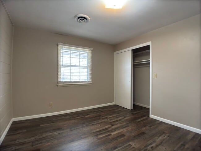 Building Photo - 2 Bedroom, 2 Bath Upper Level Remodeled Ap...