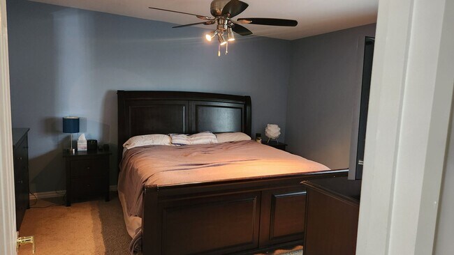 Building Photo - Charming 4BR House in Woodridge