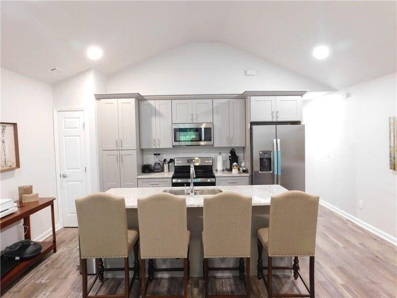 Building Photo - 213 Claire Dr SE