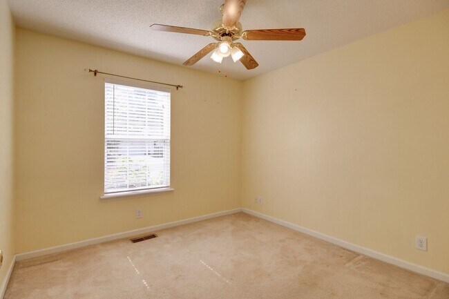 Building Photo - Super cute Ranch on Cul De Sac with update...