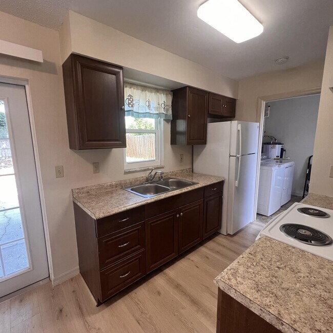 Building Photo - 2532 Stratford Dr