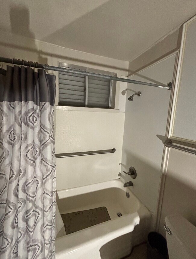 Building Photo - 928 Main St