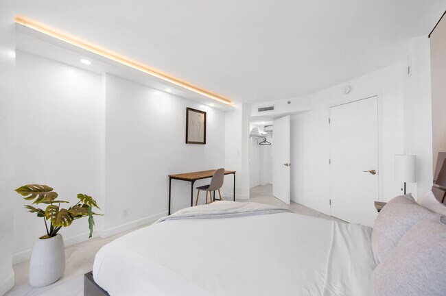 Building Photo - 1717 N Bayshore Dr