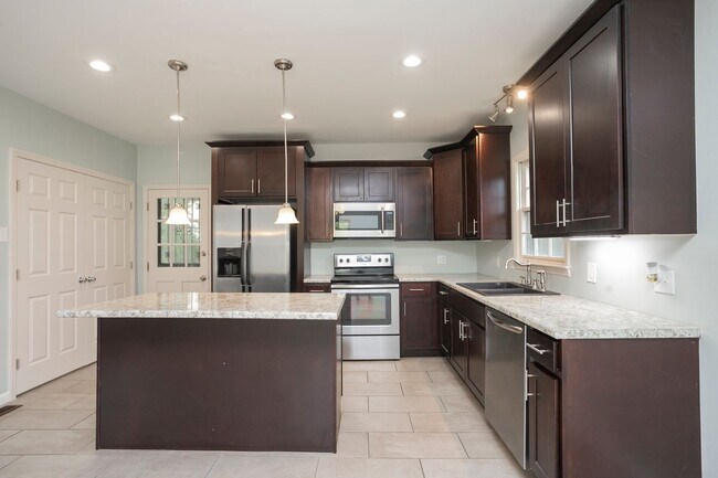 Building Photo - Lovely Home in Old Hickory