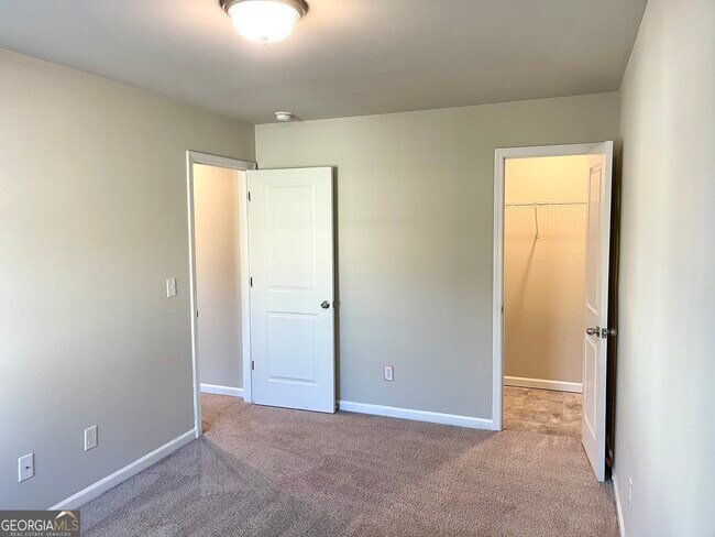 Building Photo - 3502 Lakeview Crk